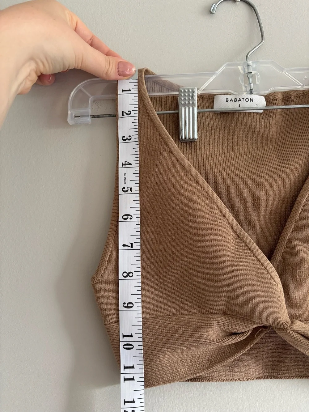 Aritzia Babaton ego sculpt twist knit v neck crop in a caramel brown - Picture 4 of 4